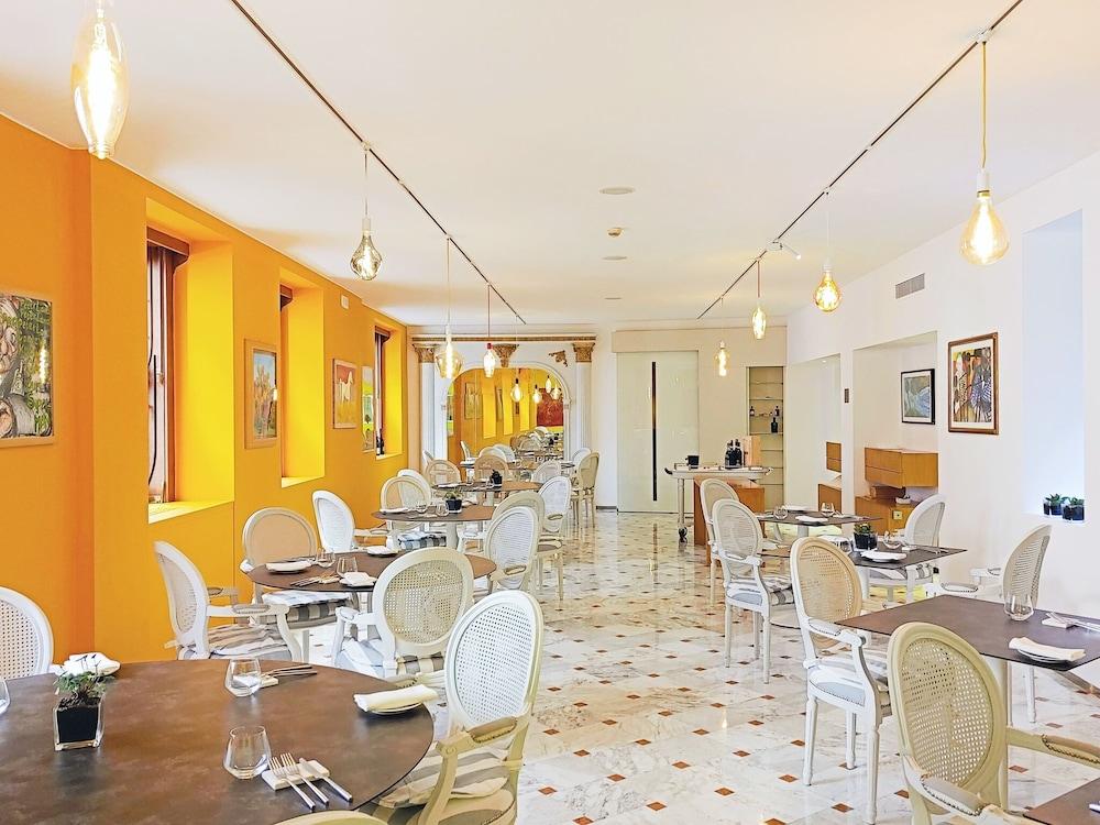 restaurant cafeteria