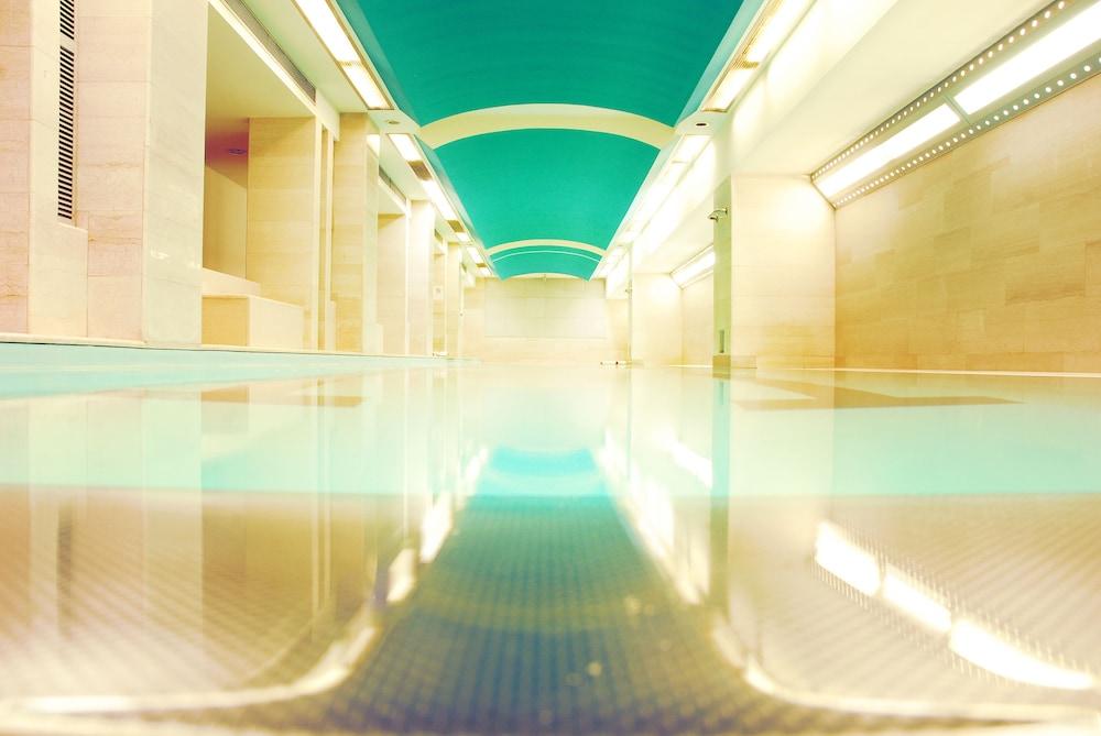 swimming pool spa
