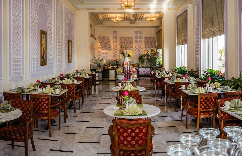 restaurant-cafeteria
