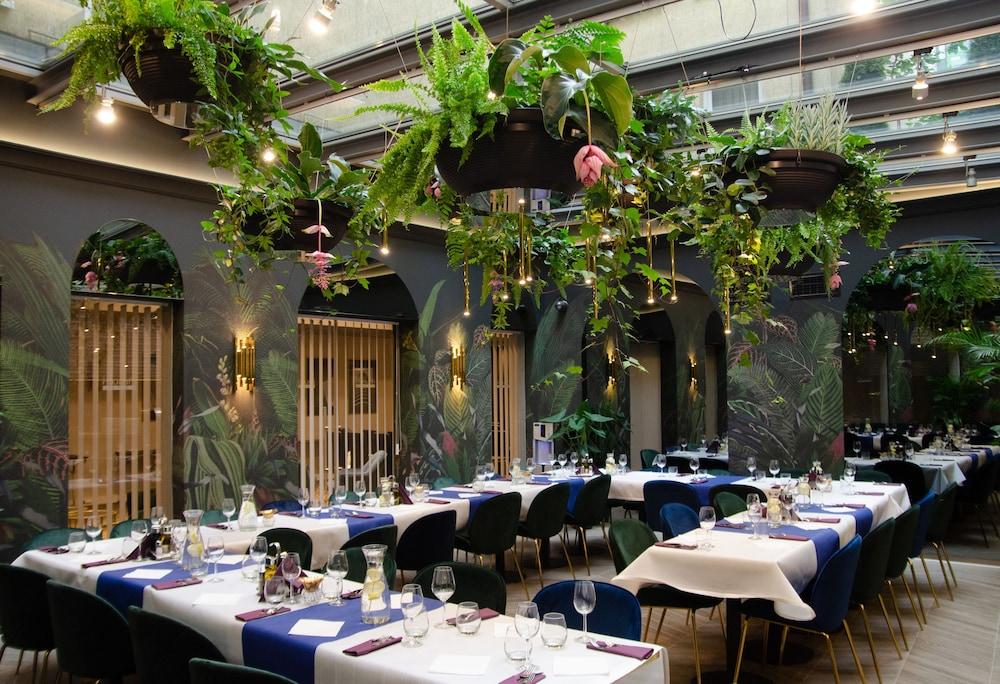 restaurant cafeteria