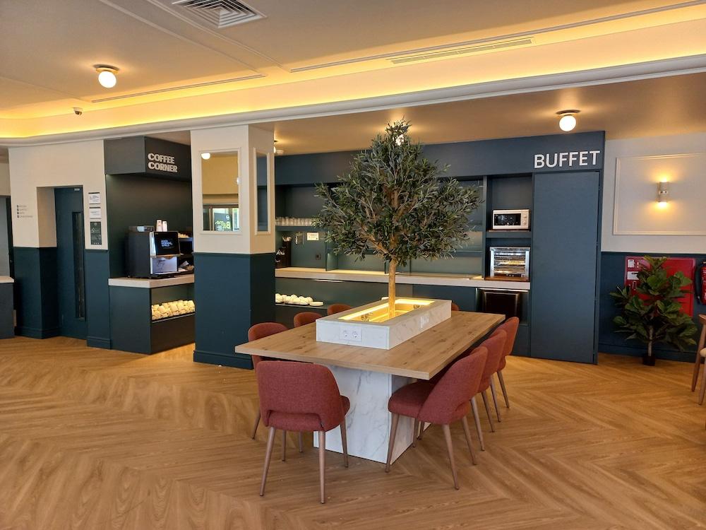 restaurant cafeteria