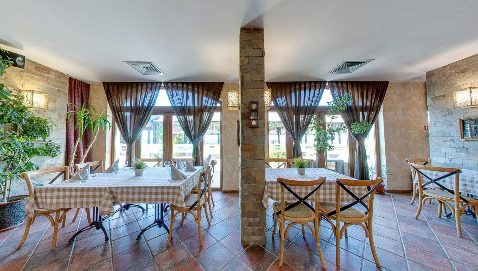 restaurant cafeteria
