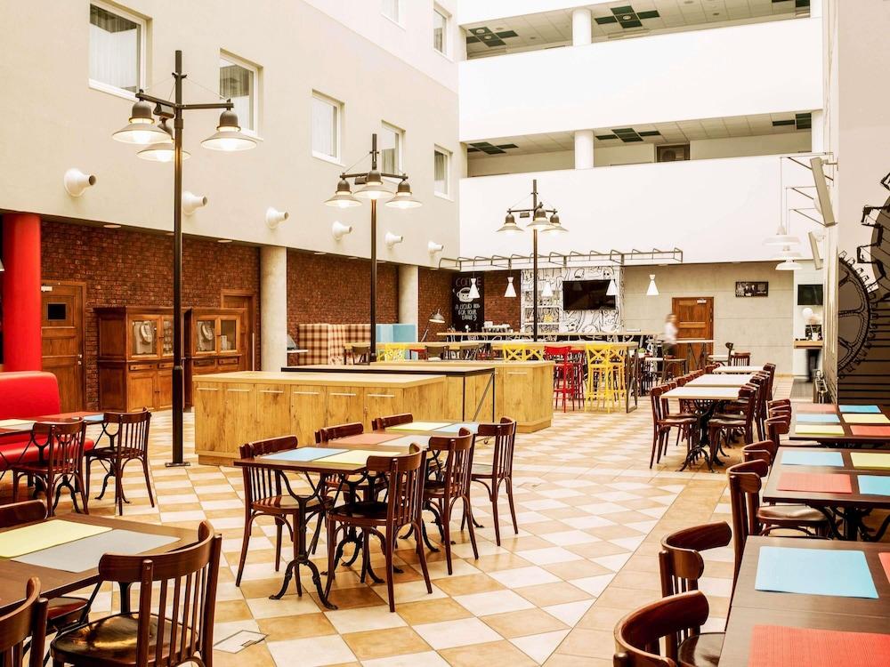restaurant cafeteria