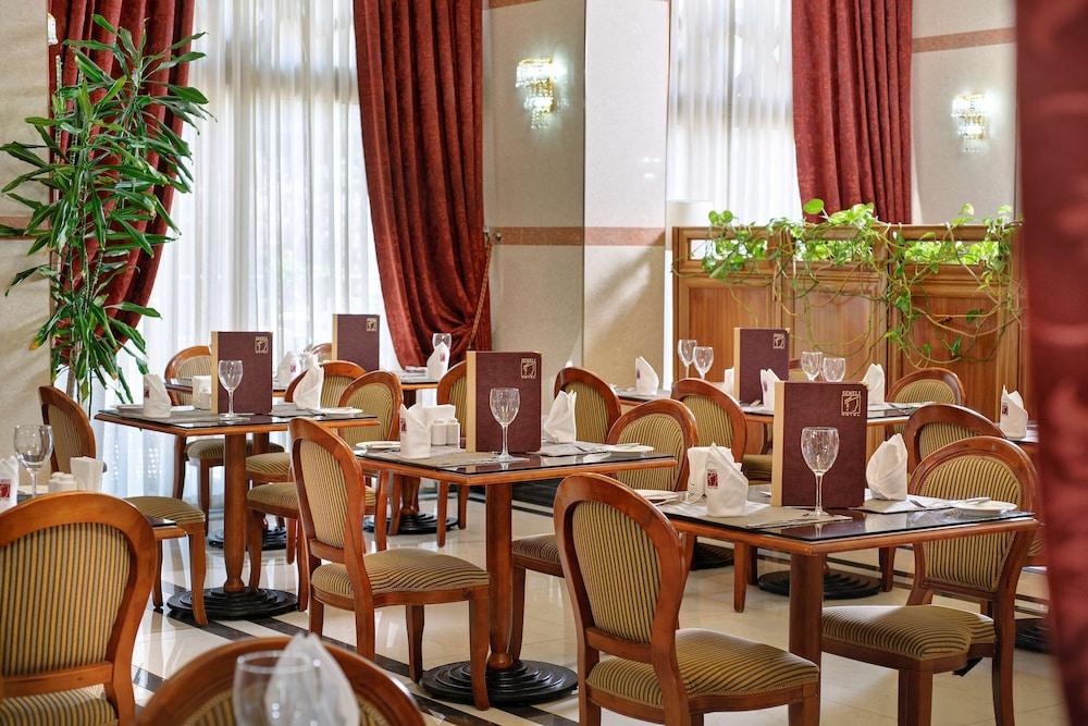 restaurant cafeteria