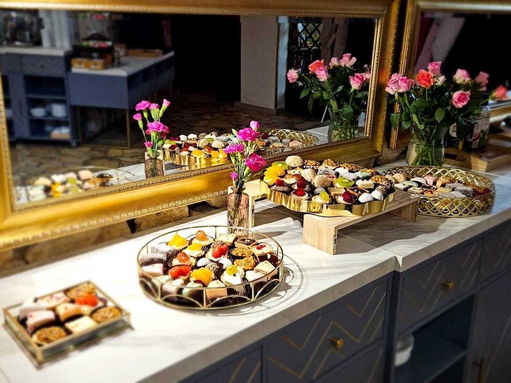 restaurant cafeteria