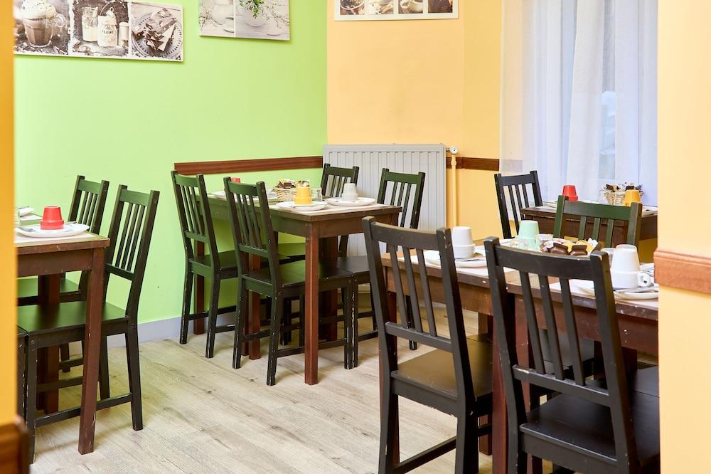 restaurant cafeteria