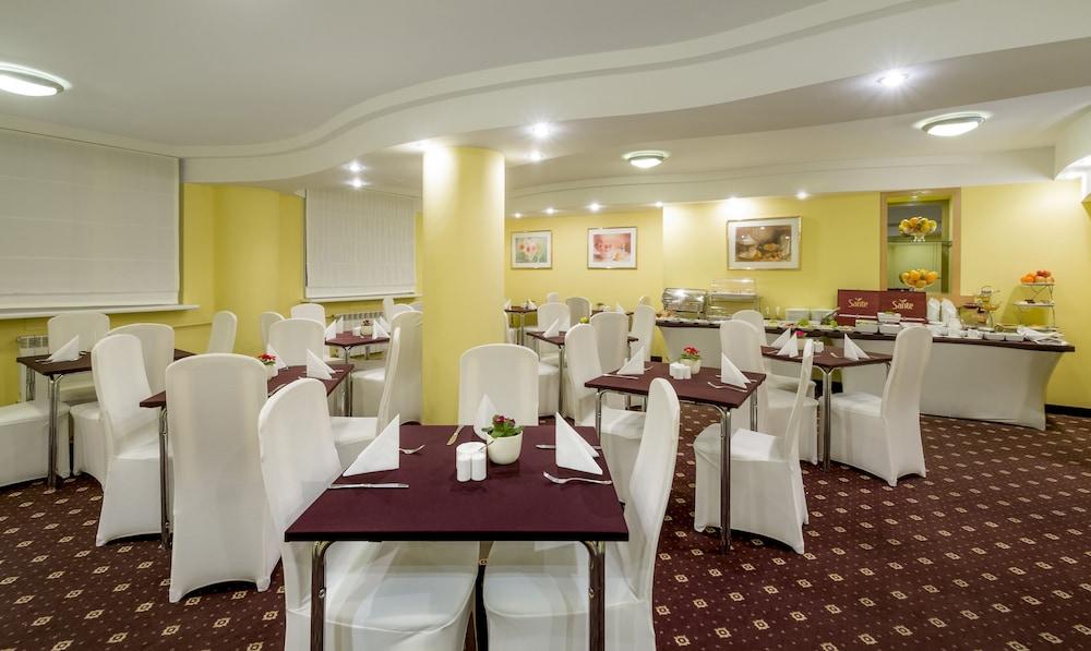 restaurant cafeteria
