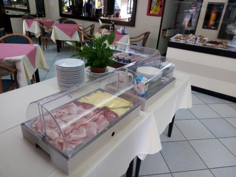 restaurant cafeteria