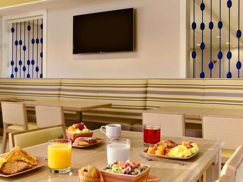 restaurant cafeteria