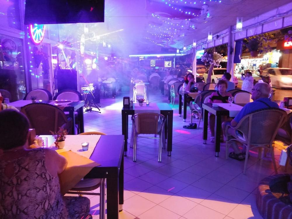 restaurant cafeteria