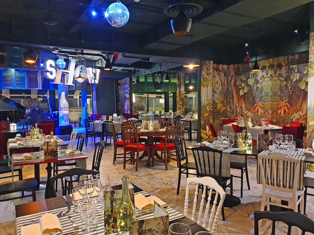 restaurant cafeteria