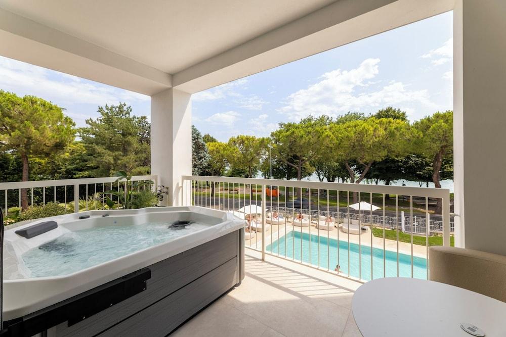 swimming pool spa