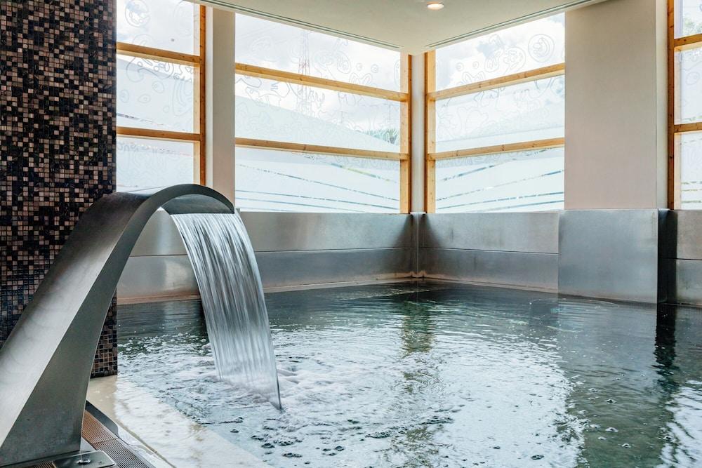 swimming pool spa