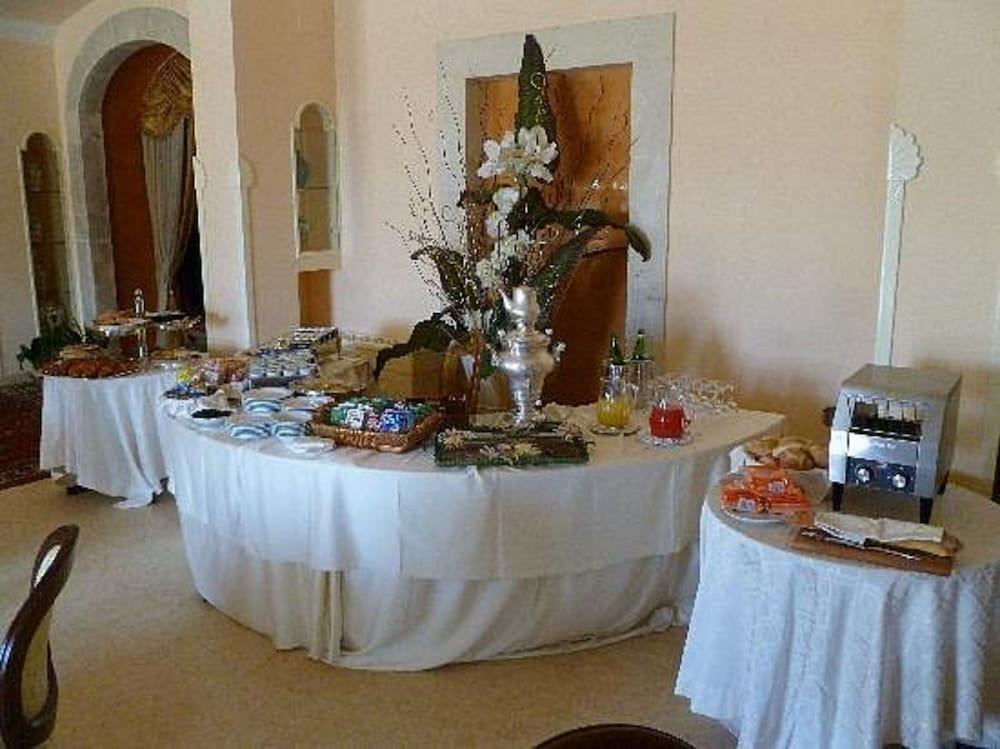 restaurant cafeteria