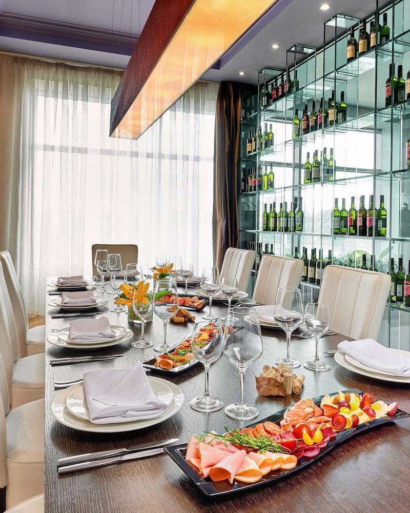 restaurant cafeteria