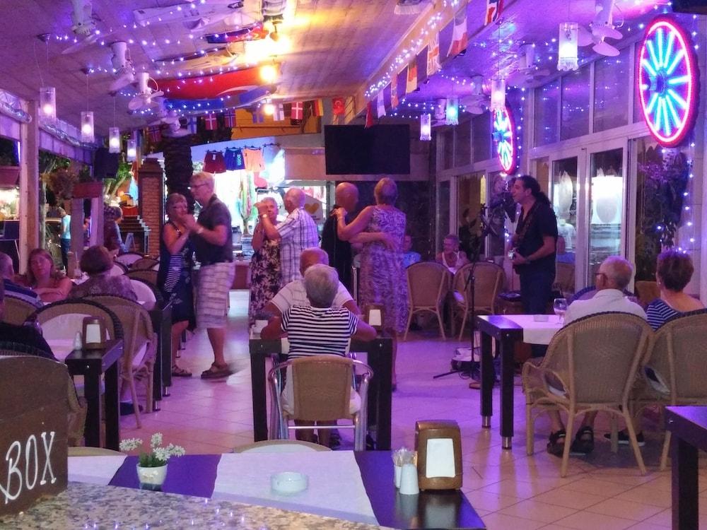 restaurant cafeteria