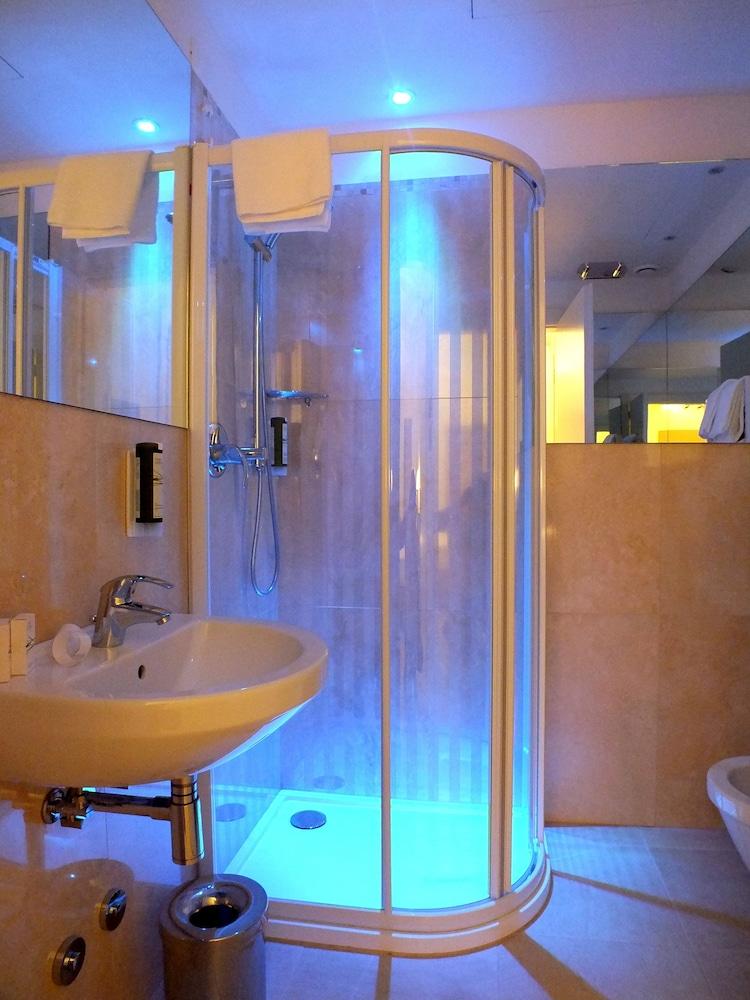 swimming pool spa