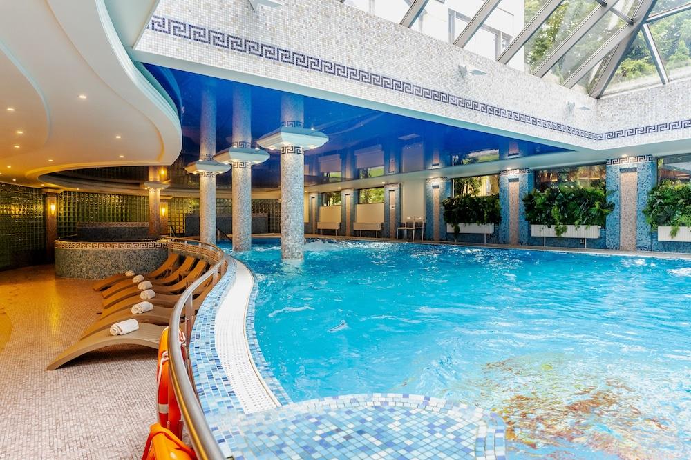 swimming pool spa