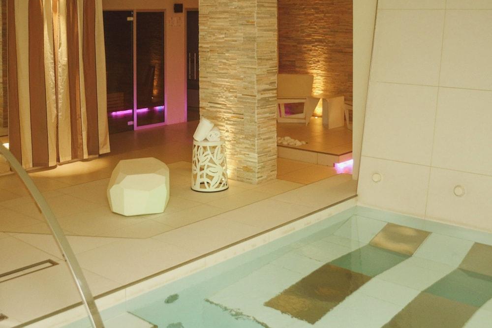 swimming pool spa