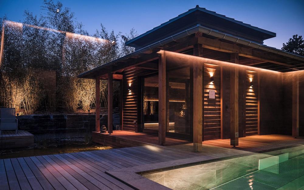 swimming pool spa