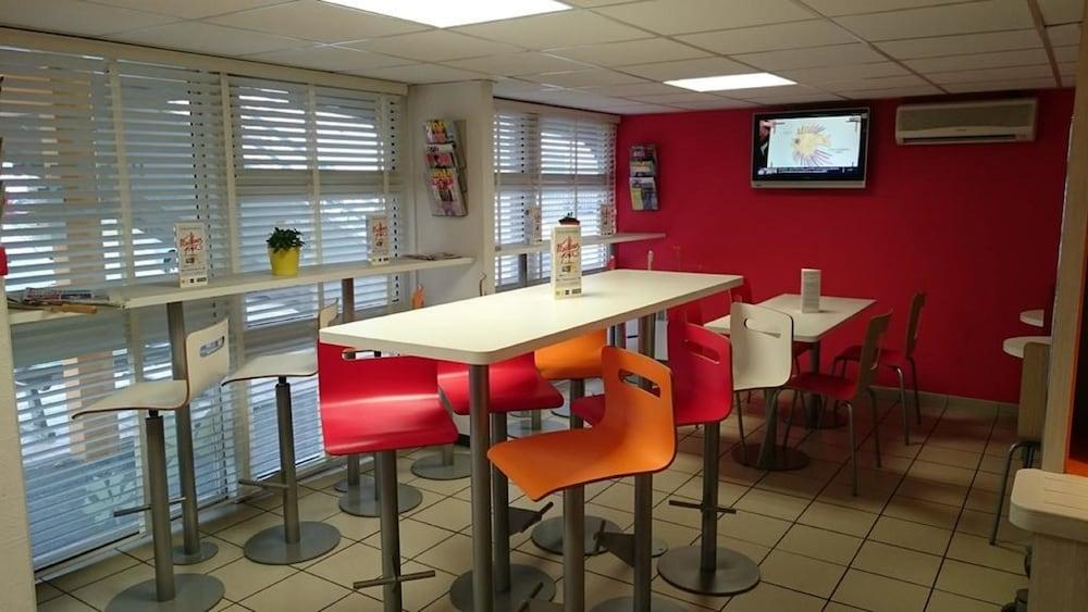 restaurant cafeteria