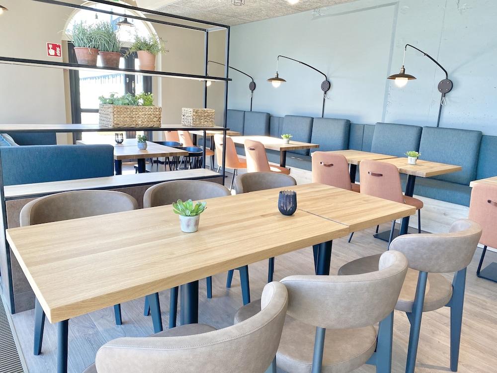 restaurant cafeteria