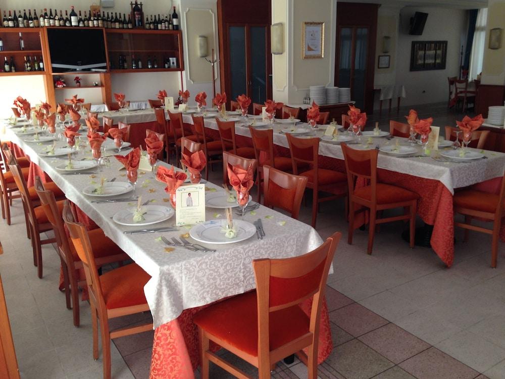 restaurant cafeteria