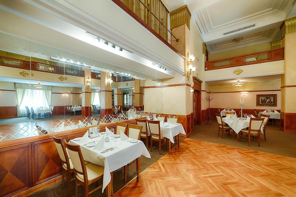 restaurant-cafeteria