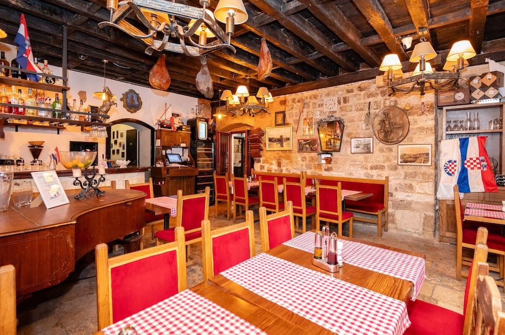 restaurant cafeteria