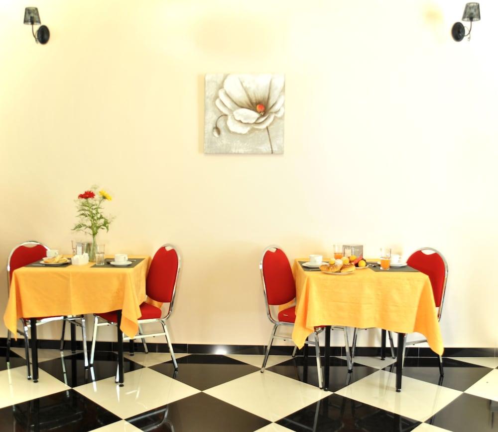 restaurant cafeteria
