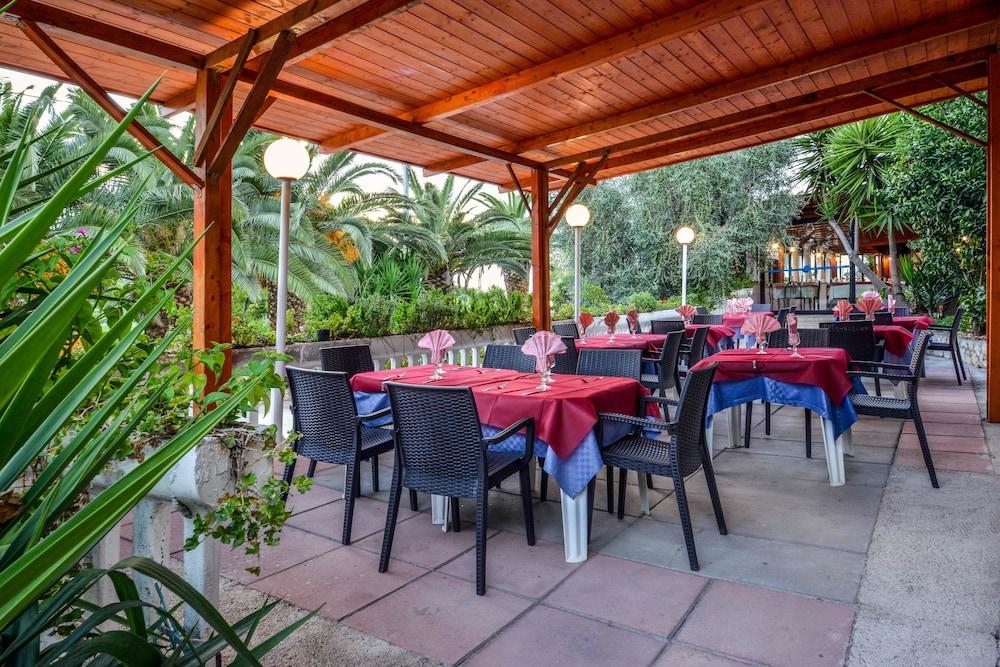 restaurant cafeteria