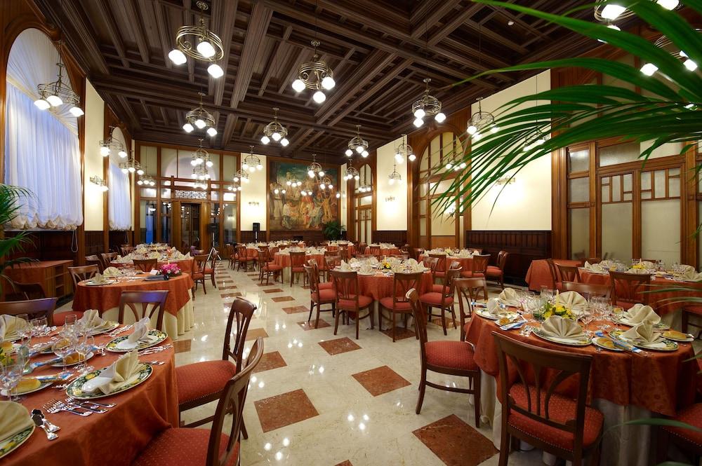 restaurant cafeteria