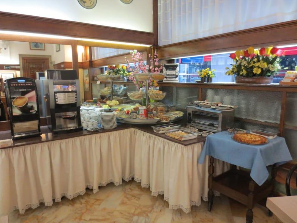 restaurant cafeteria