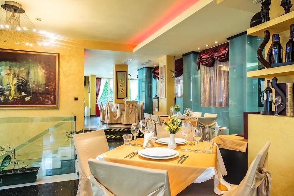 restaurant cafeteria