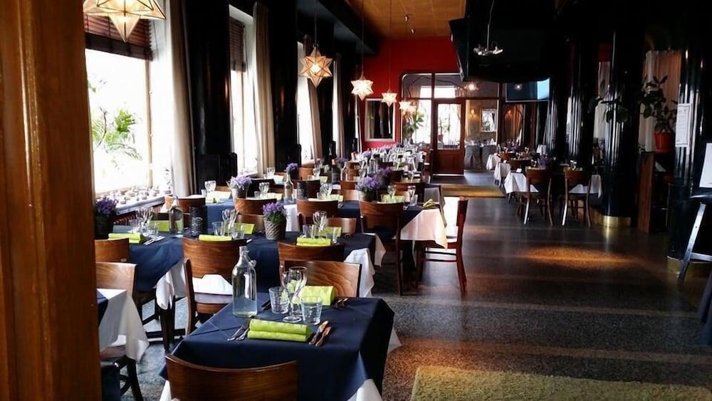 restaurant cafeteria