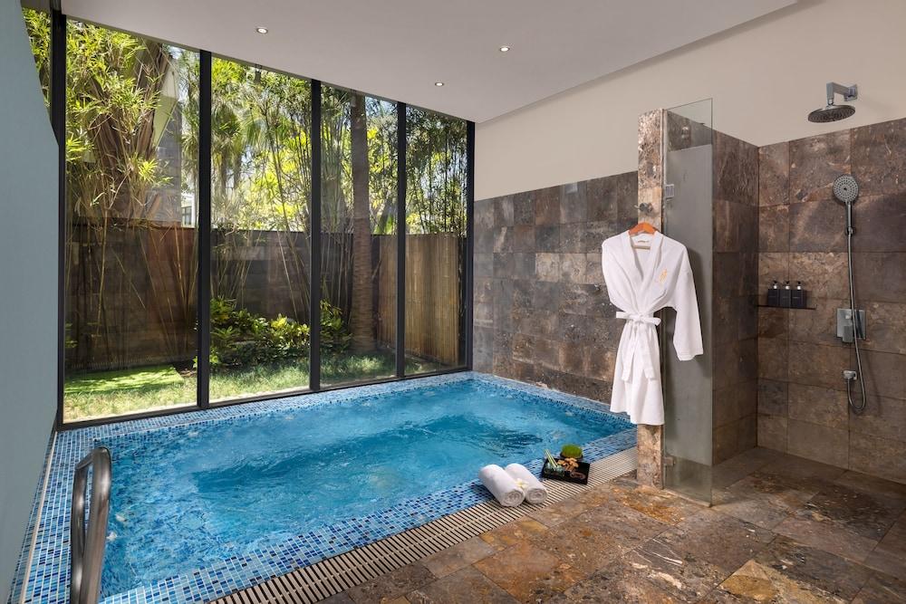 swimming pool spa