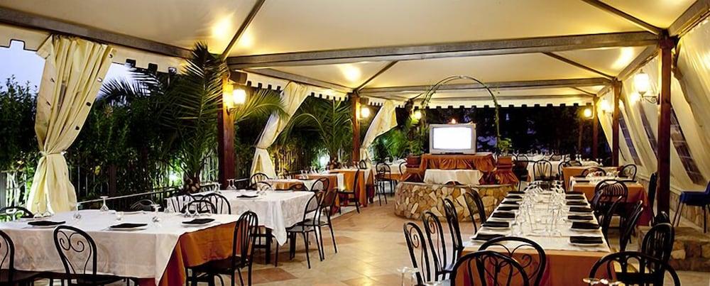 restaurant cafeteria
