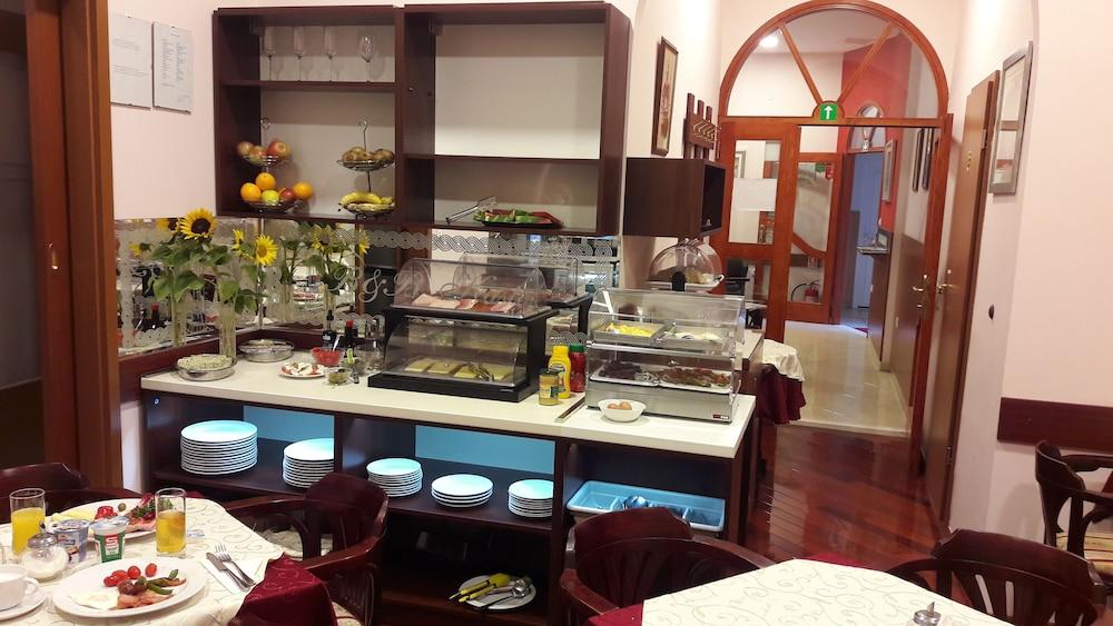 restaurant cafeteria