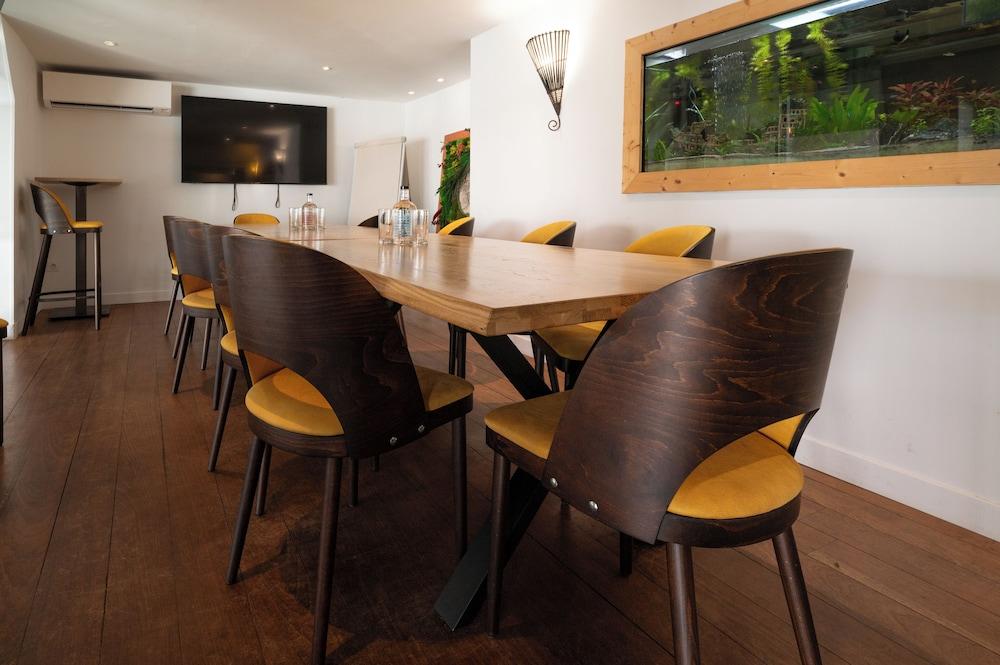 restaurant cafeteria