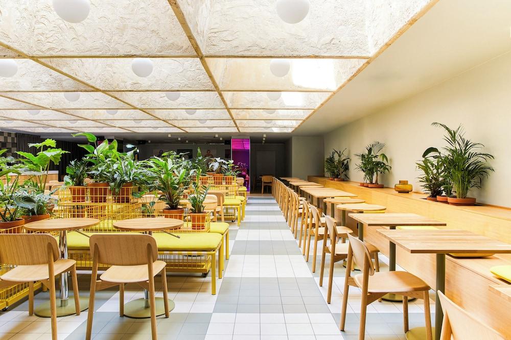 restaurant cafeteria