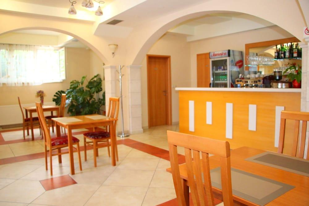 restaurant-cafeteria