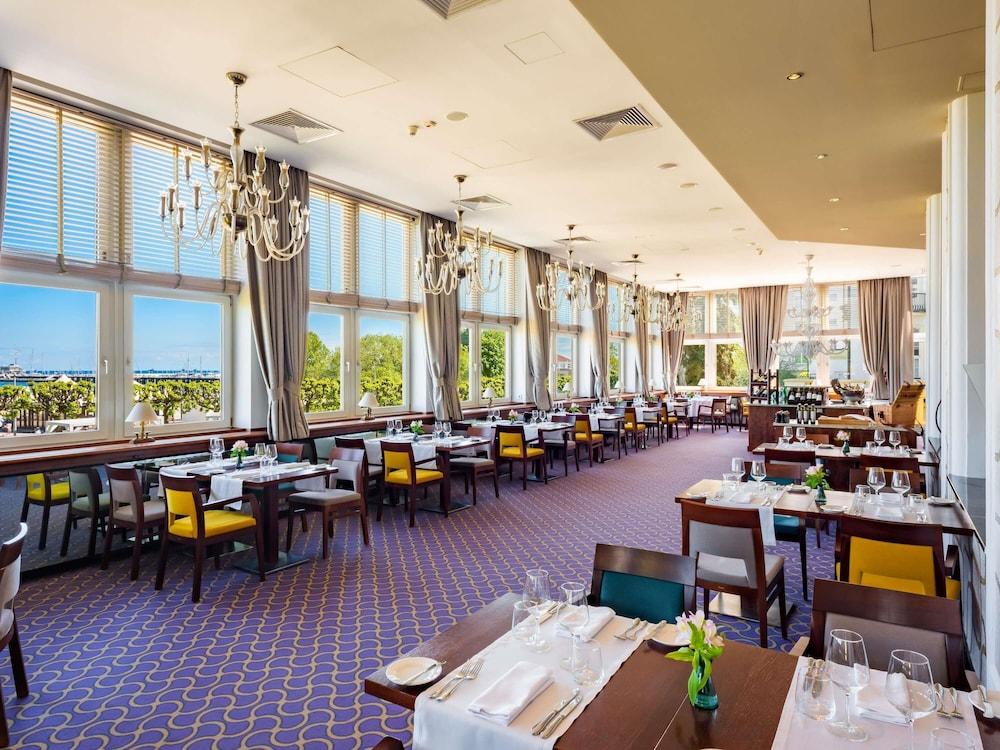restaurant cafeteria