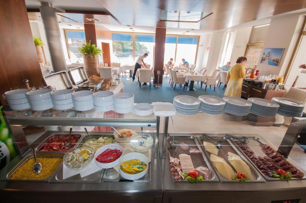 restaurant cafeteria