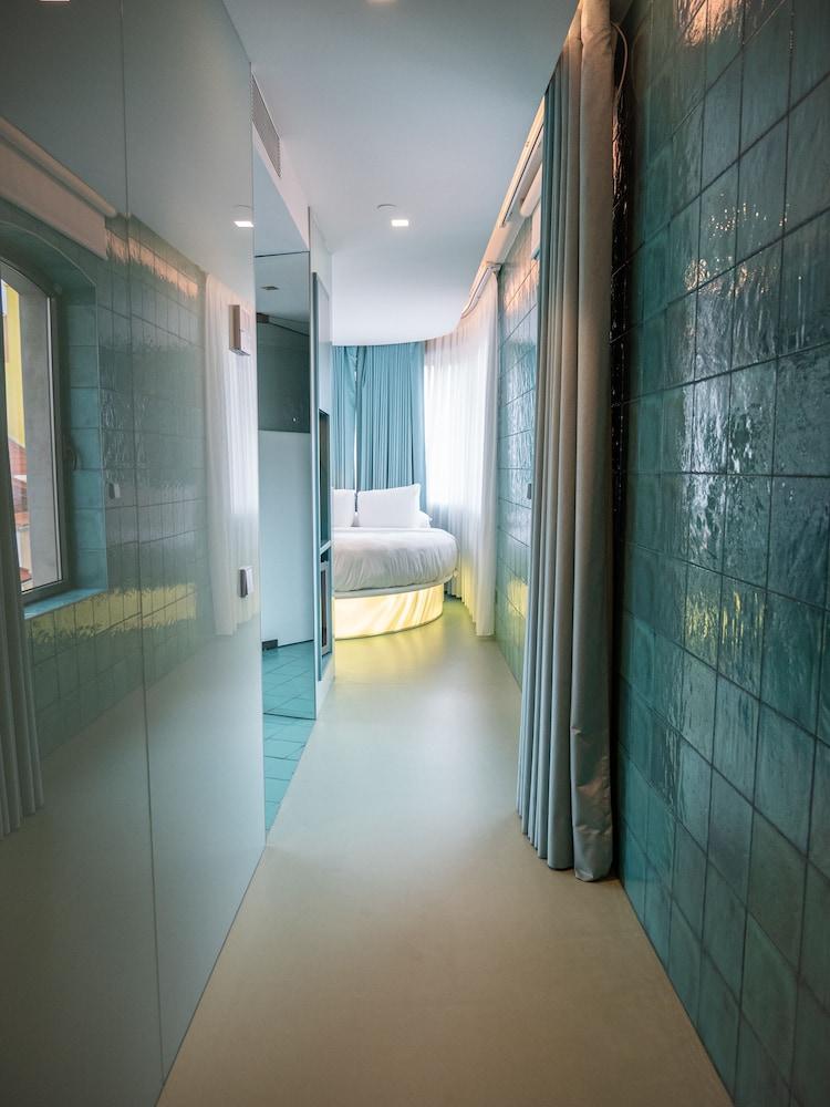swimming pool spa