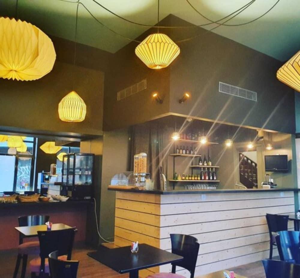 restaurant cafeteria