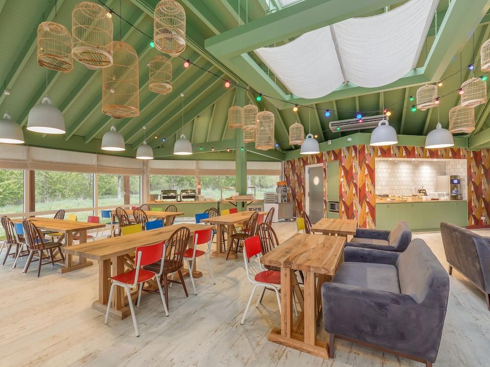 restaurant cafeteria