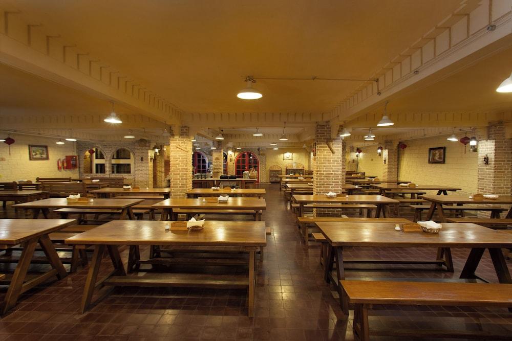 restaurant cafeteria