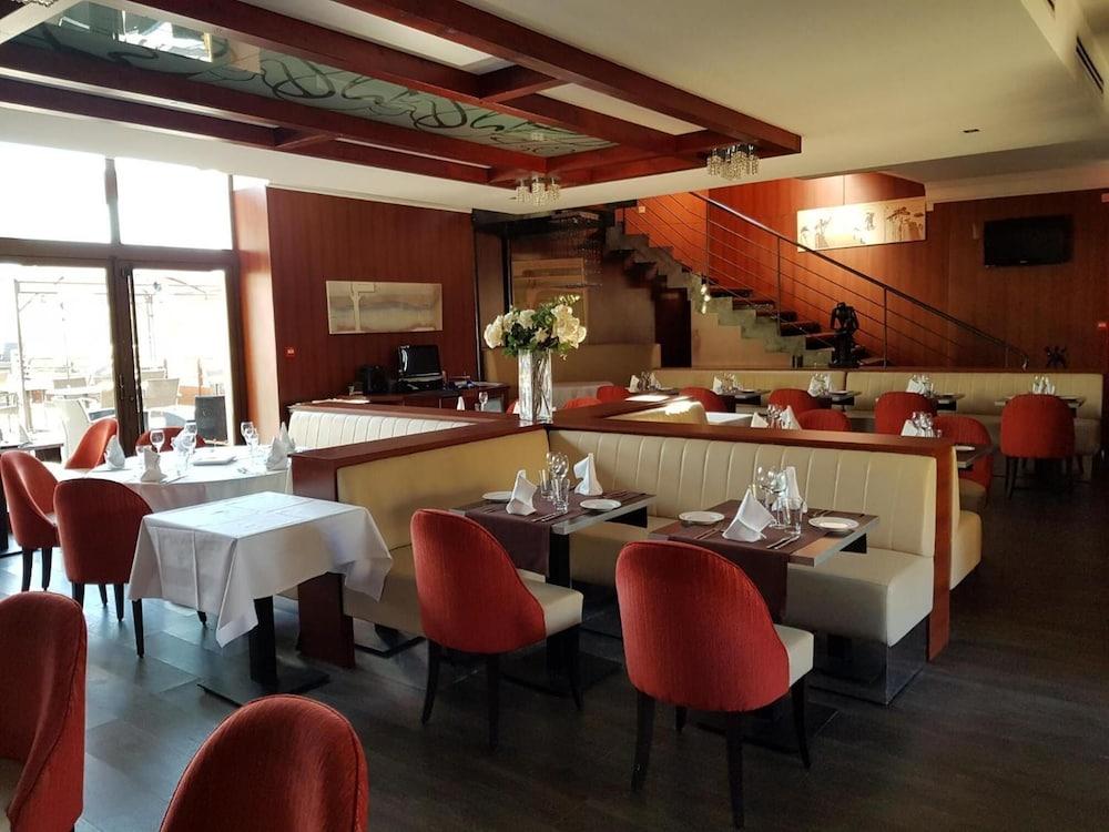 restaurant cafeteria