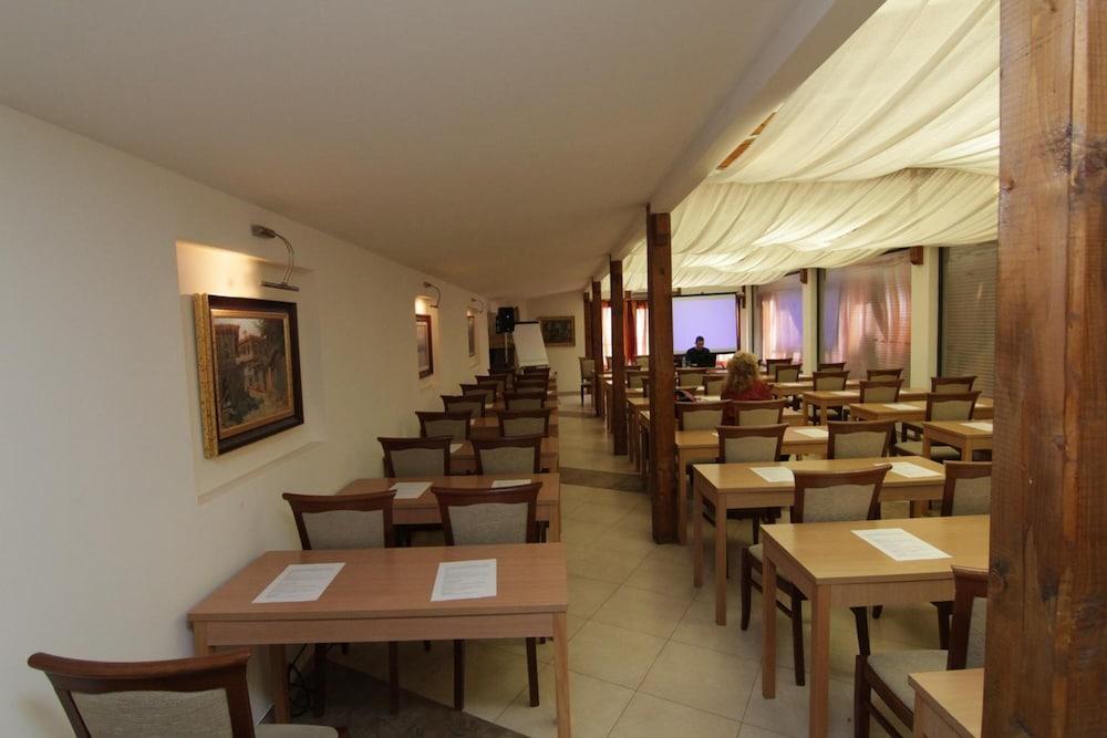 restaurant-cafeteria