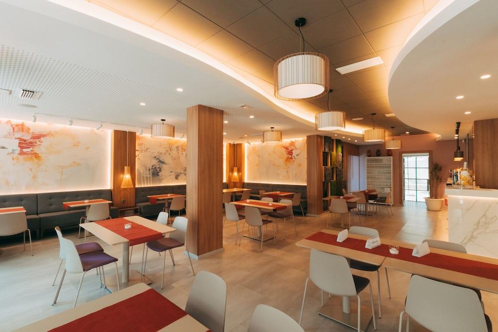 restaurant cafeteria